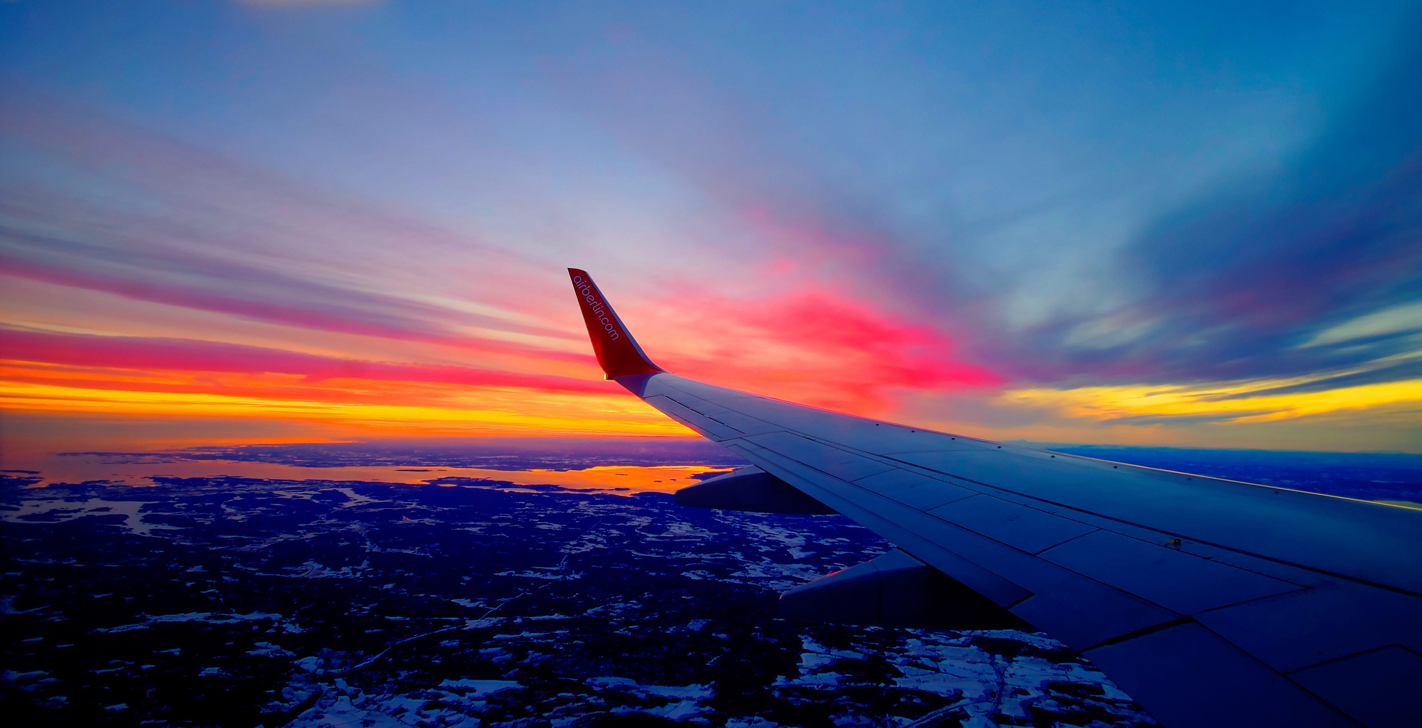 Стремительный полет самолета. Вид из иллюминатора самолета. Красивый вид с самолета. Рассвет из самолета. Закат из самолета.
