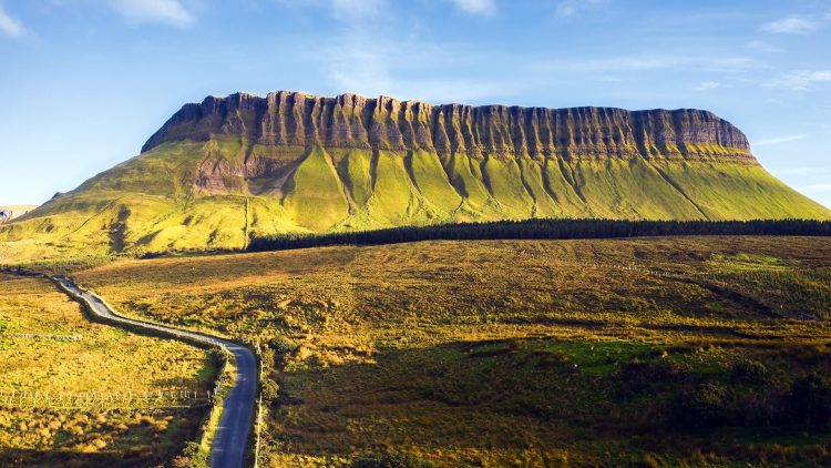 Гора Benbulben. Фото с сайта: whitetravelsinternational.com